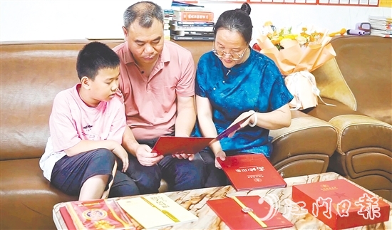 何宇曦被國防科技大學錄取，他的家人非常欣慰。