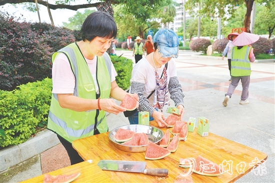 環(huán)衛(wèi)工人收到西瓜和清涼飲料。