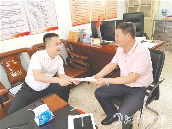 吳泓汛（左）著力構(gòu)建“一站式”矛盾調(diào)處平臺(tái)，讓群眾煩心事有處說(shuō)、有人管。