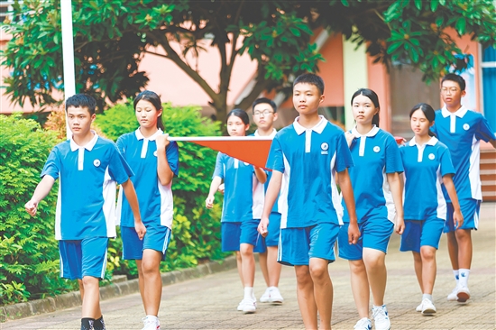 怡霖學(xué)校致力于培養(yǎng)學(xué)生擁有健全人格、社會責(zé)任感與家國情懷。