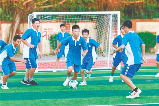 怡霖學(xué)校以五育協(xié)同為目標(biāo)，培養(yǎng)全面發(fā)展的新時(shí)代好少年。