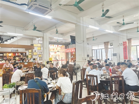 “溫三爺牛世家”餐館吸引無數(shù)食客前來打卡。