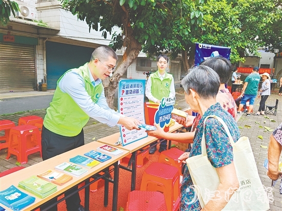 江門(mén)保險(xiǎn)行業(yè)深入一線開(kāi)展保險(xiǎn)知識(shí)宣傳活動(dòng)。