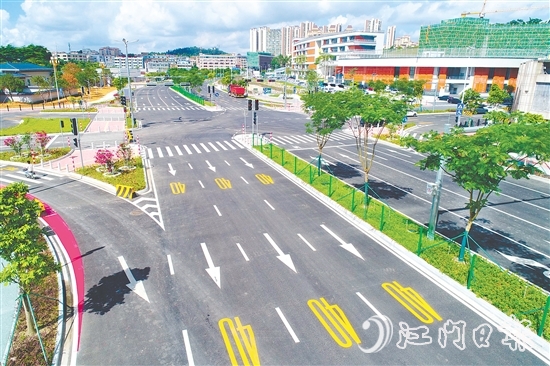 鶴山市大力推動(dòng)康寧路、朗和路、詠春路、匯源新都道路等多項(xiàng)城市道路建設(shè)工程，聚焦解決新開(kāi)發(fā)建設(shè)小區(qū)居民的交通出行，以及局部區(qū)域交通擁堵、路網(wǎng)結(jié)構(gòu)不完善等問(wèn)題。圖為詠春路。