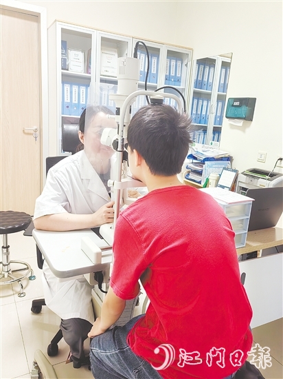 羅麗莎正在為青少年檢查視力。