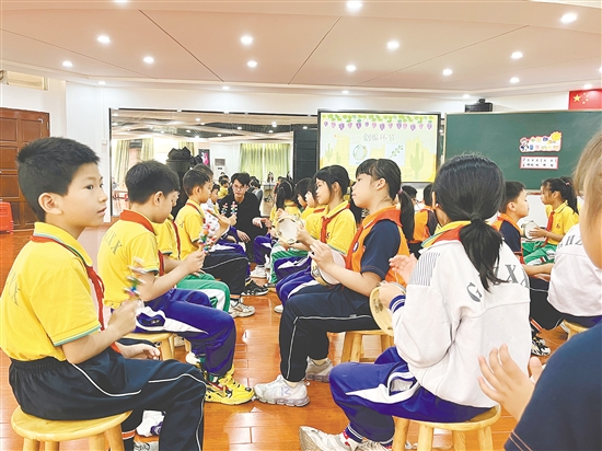 余杰聰以學(xué)生們喜聞樂(lè)見(jiàn)的方式，帶領(lǐng)大家走進(jìn)充滿魅力的音樂(lè)世界。