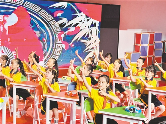 學生們在舞臺上自信綻放，以多元形式展現(xiàn)藝術素養(yǎng)。