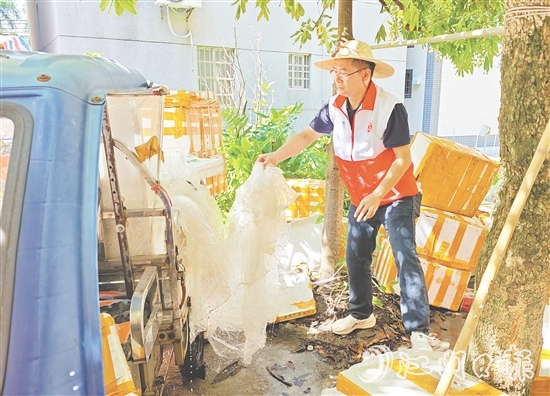 黨員干部、志愿者對房前屋后、背街小巷等蚊蟲易孳生地進(jìn)行排查。