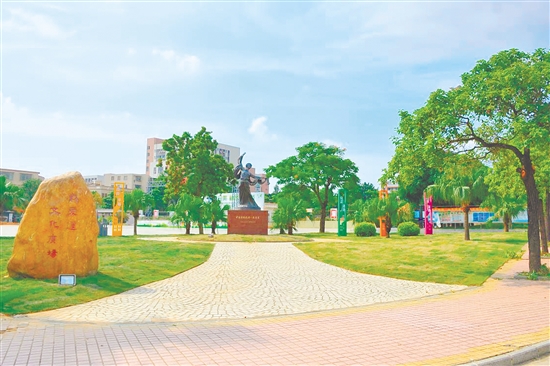 戴愛(ài)蓮文化廣場(chǎng)。