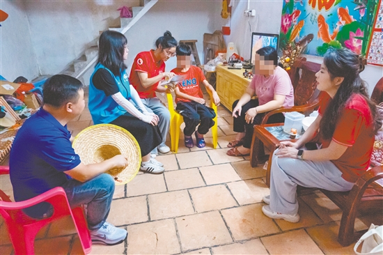 五邑大學(xué)學(xué)生走進困難家庭宣講助學(xué)政策。