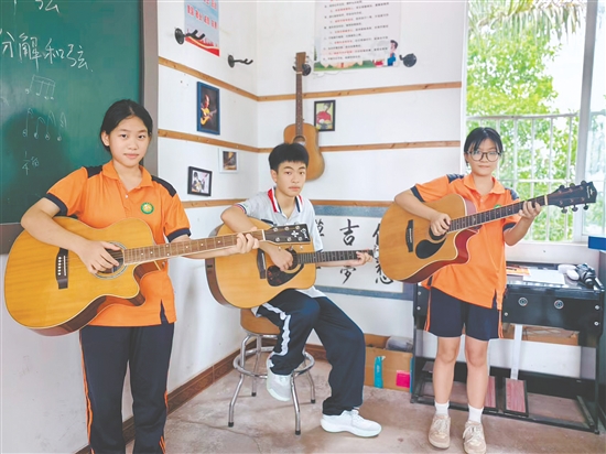 吉他課上，孩子們練習(xí)和弦指法。