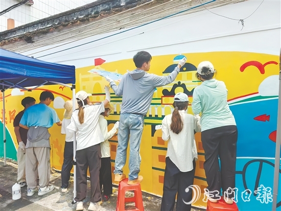隨著“墨韻筑鄉(xiāng)”突擊隊(duì)員們的畫(huà)筆落下，三埠街道三圍村的墻面逐漸煥發(fā)出新的光彩。受訪者供圖