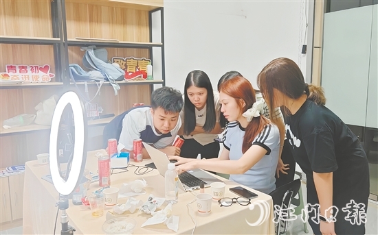 為推廣好開(kāi)平本地農(nóng)產(chǎn)品，“赤貨先鋒隊(duì)”隊(duì)員們編寫(xiě)直播腳本，反復(fù)打磨話術(shù)，確保直播效果良好。受訪者供圖