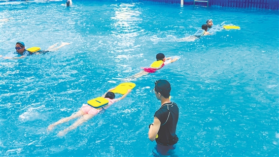 孩子們正在學(xué)習(xí)游泳基本動(dòng)作。