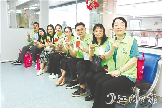 中國人壽江門分公司的保險(xiǎn)從業(yè)人員組團(tuán)參加獻(xiàn)血活動(dòng)。