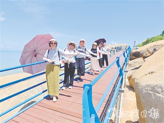 新會區(qū)教育工委會職工游覽那琴半島地質公園。