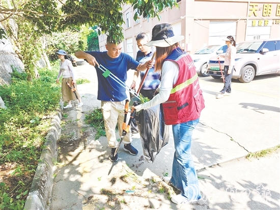 志愿者下沉一線開展清潔工作。