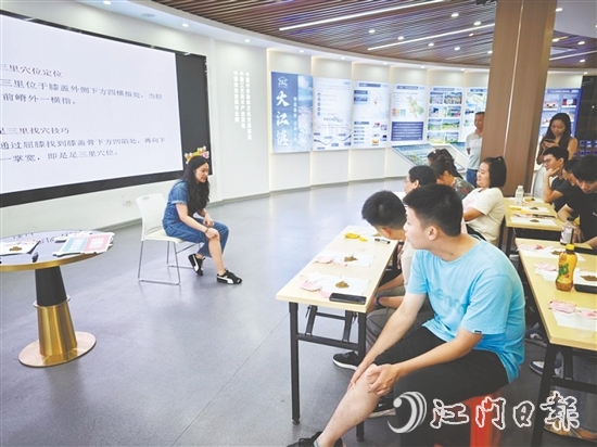 中醫(yī)師現(xiàn)場演示足三里、合谷穴、內(nèi)關(guān)穴等穴位按摩。