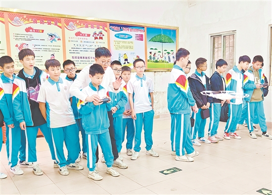 無人機科創(chuàng)領航課程深受學生歡迎。