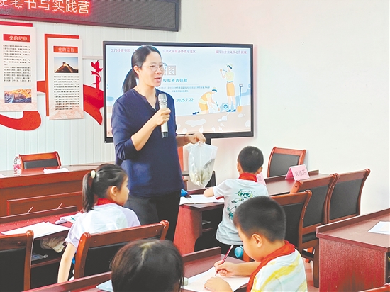 新會(huì)區(qū)博物館工作人員為學(xué)生們帶來(lái)別開(kāi)生面的考古繪圖課。