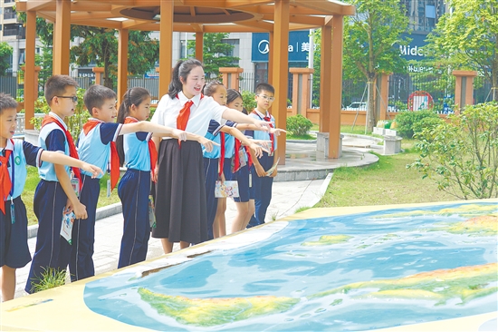 陳艷丹立足僑鄉(xiāng)文化，打造出一系列獨(dú)具特色的實(shí)踐活動。