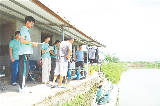 突擊隊深入青蟹養(yǎng)殖基地，摸清當?shù)仞B(yǎng)殖難點痛點。