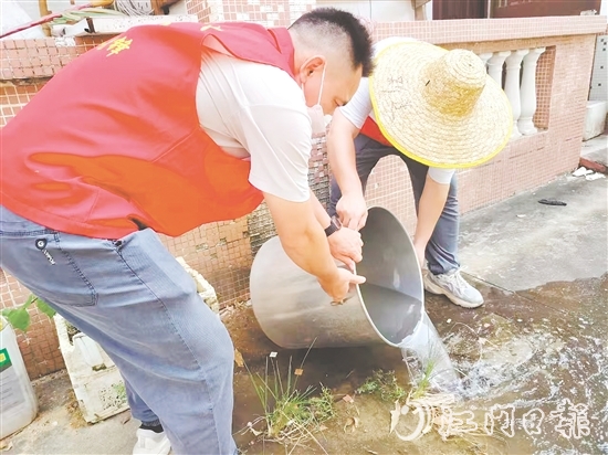 址山鎮(zhèn)黨員干部翻盆倒罐清積水。