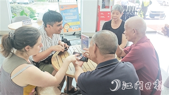 徐慶賢（左二）與親人分享生活趣事。