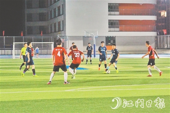 參賽球員斗志昂揚(yáng)、全力拼搏。