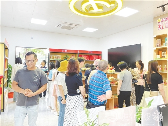 游客可以在霄南鮮卑古村落黨群服務(wù)中心購買霄南村出品的特色商品。