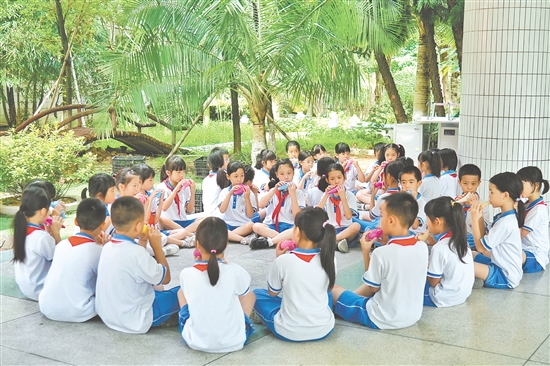 沙坪街道第四小學(xué)成立陶笛社團(tuán)，進(jìn)一步培養(yǎng)學(xué)生學(xué)習(xí)吹奏陶笛的興趣，提升學(xué)生的陶笛演奏水平。