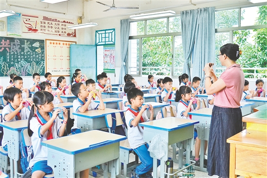 學(xué)生通過學(xué)習(xí)吹奏陶笛，提升感受美、鑒賞美、創(chuàng)作美的能力。