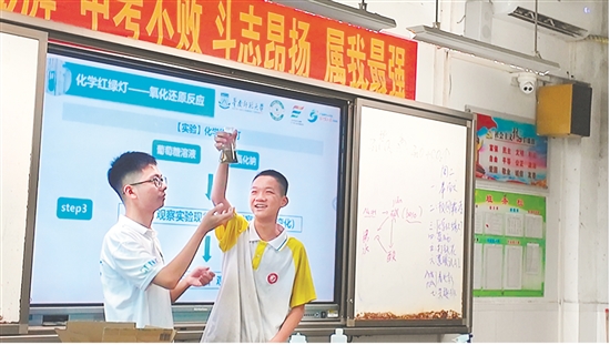 實踐團成員為學生們帶來《化學紅綠燈》趣味實驗，通過寓教于樂的方式，讓科學的種子在學生們心中生根發(fā)芽。