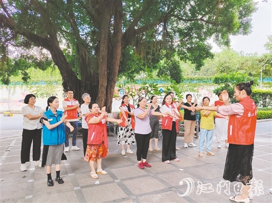 “萬(wàn)家增健”志愿服務(wù)項(xiàng)目志愿者帶領(lǐng)社區(qū)居民“拍八虛”。