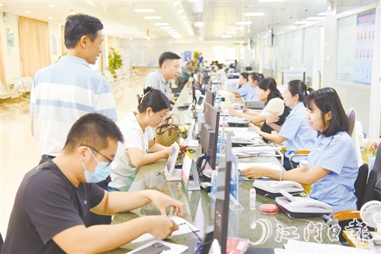 恩平市行政服務(wù)中心從“小切口”入手破解政務(wù)服務(wù)難題，持續(xù)推動政務(wù)服務(wù)效能提升，讓企業(yè)和群眾切實(shí)感受到貼心便捷的服務(wù)。