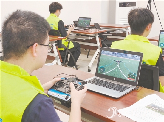 在無人機(jī)操作技術(shù)職業(yè)技能競賽低空飛行項(xiàng)目中，選手們熟練地操控?zé)o人機(jī)穿越多個(gè)圓形障礙。