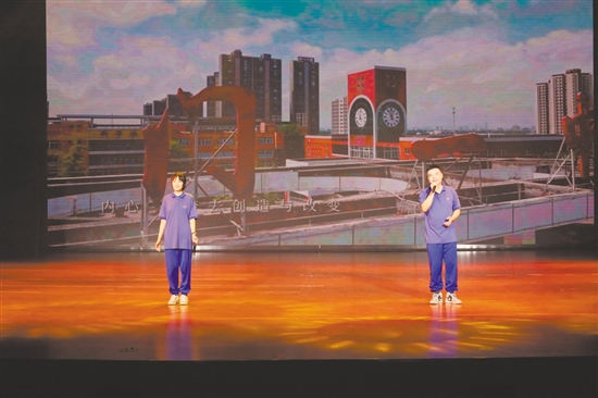 校友代表穿上“藍(lán)精靈”校服傾情獻(xiàn)唱。