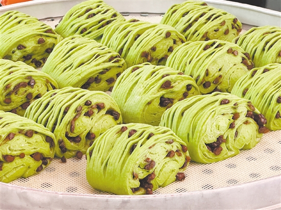 菠菜紅豆花卷。