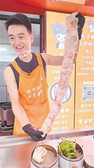 魏有鋒展示玫瑰鮮花花卷。