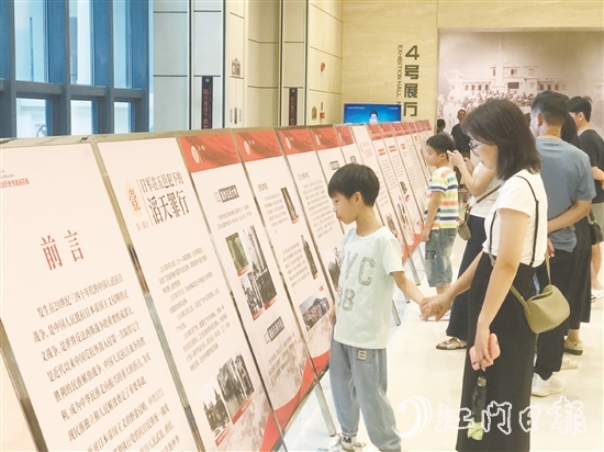 市民參觀展覽，從英雄事跡中汲取愛國愛鄉(xiāng)的精神力量。