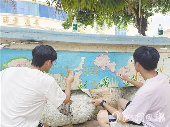 經(jīng)過(guò)大學(xué)生的精心設(shè)計(jì)和巧妙繪制，廢棄漁船重新煥發(fā)出生命力。