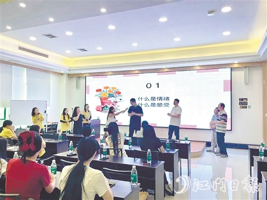 活動中，職工通過游戲掌握心理調(diào)節(jié)方法。