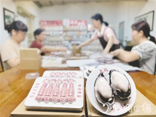 海鮮與美食主題文創(chuàng)新品將臺山蠔的飽滿、瀨尿蝦的靈動濃縮于方寸之間。