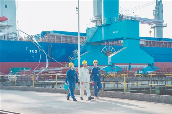 新會(huì)供電局工作人員到新會(huì)區(qū)海工裝備制造基地開展用電檢查。