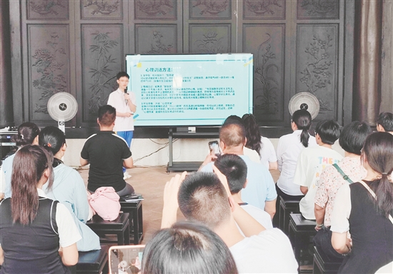 新會(huì)高考優(yōu)秀學(xué)子結(jié)合自身經(jīng)歷分享經(jīng)驗(yàn)。