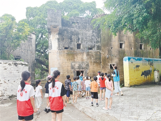 孩子們通過建筑了解古村落的歷史。