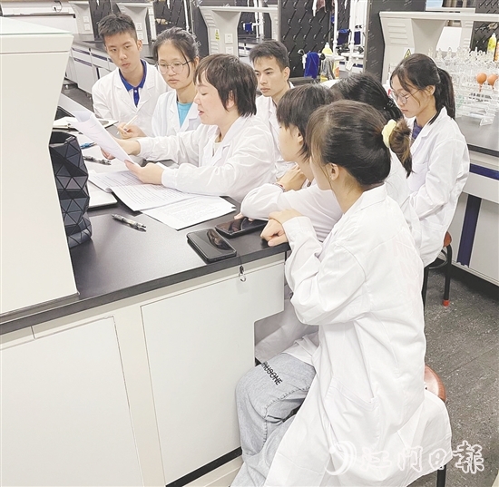 李葉青正在指導(dǎo)學(xué)生。