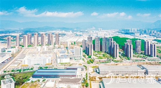 鶴山以產(chǎn)業(yè)發(fā)展為核心，持續(xù)壯大縣域經(jīng)濟。圖為鶴山工業(yè)城（共和鎮(zhèn)）俯瞰圖。