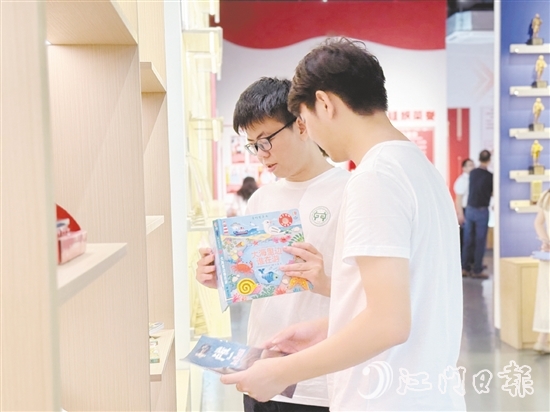 湖北大學(xué)師生走進(jìn)鶴山龍頭企業(yè)，了解鶴山產(chǎn)業(yè)發(fā)展情況。