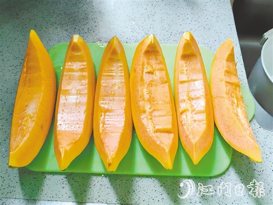 水果木瓜成熟后，果肉呈橙紅色，口感綿軟，冷藏后單獨食用清涼解暑，甜而不膩。